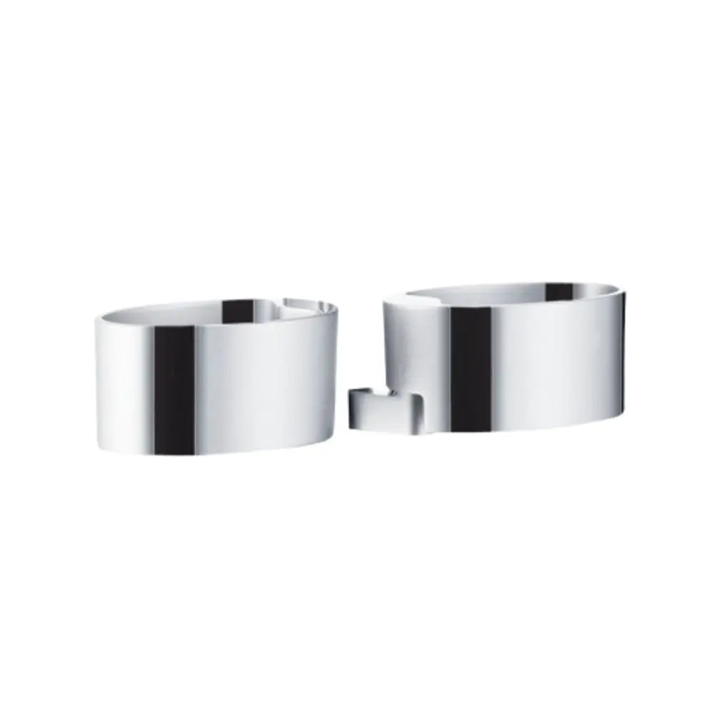 Zwei geradlinige Seifenschalen aus verchromtem Material von Hansgrohe. Sie sind oval und spiegeln Licht, mit einer seitlichen Halterung.